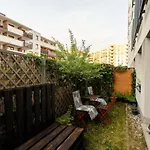 Modern 70M Apartment With Private Garden Metro